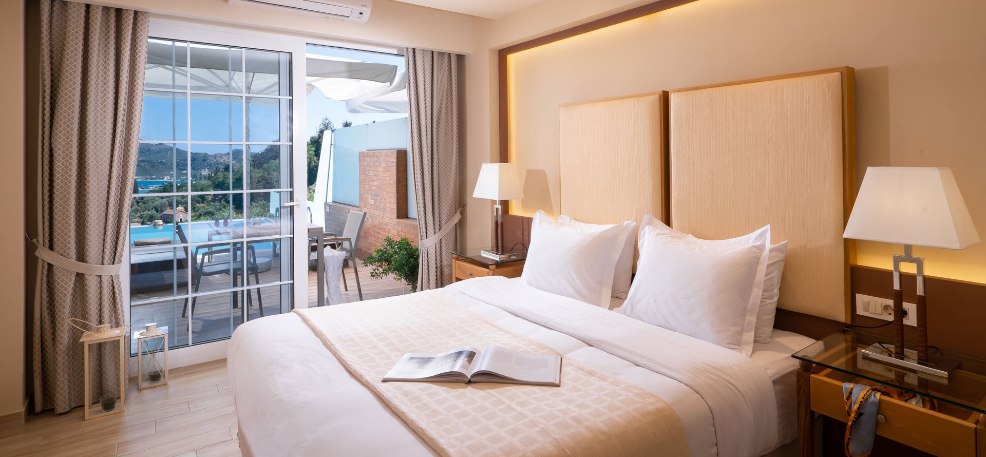 Το υπνοδωμάτιο της Σουίτας με Ιδιωτική Πισίνα του Avalon Palace Hotel